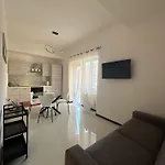 612 Flats Apartment Rom